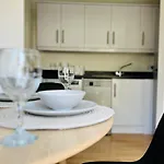 Modern Apartment Broad Gauge Way - Ideal For Work And Leisure